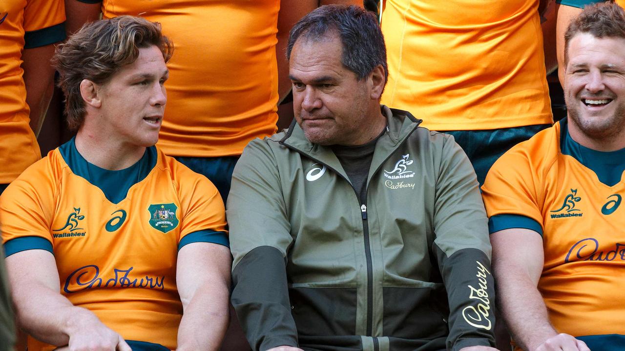 Australia's captain Michael Hooper (L) talks to the team's head coach Dave Rennie (C) (Photo by TREVOR COLLENS / AFP)