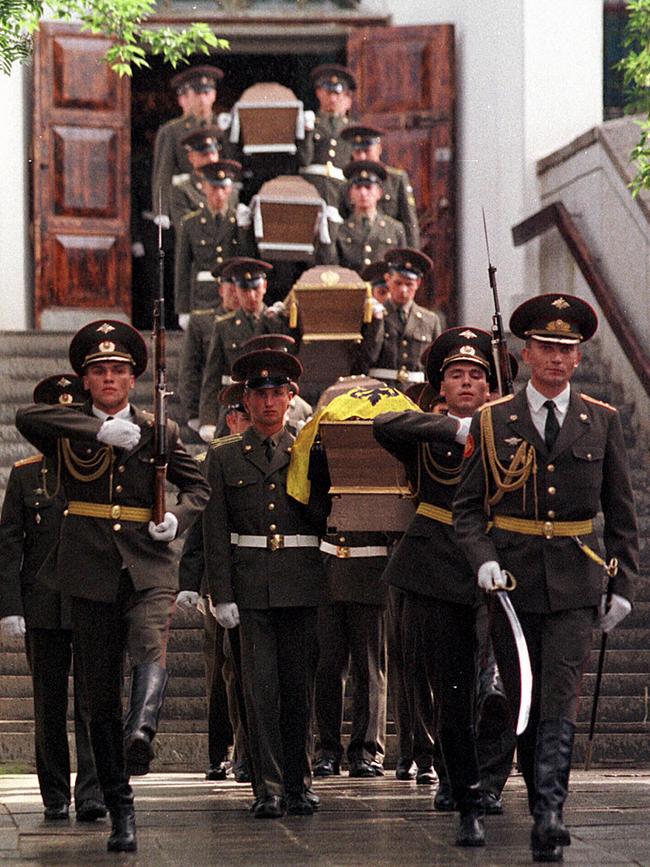 Russian soldiers escort coffins containing remains of the Romanovs in 1998.