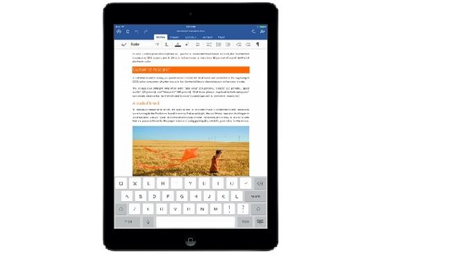 Word arrives to the iPad and even features voice dictation to take your notes. 