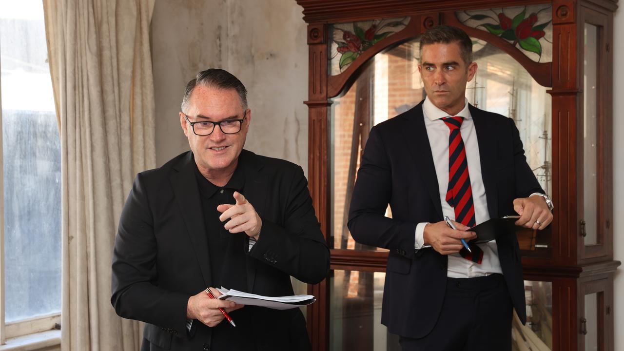 Auctioneer John McGrath calls bids on the Darlinghurst home. Picture: David Swift