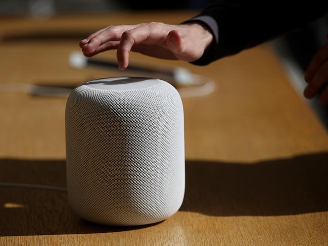 SAN FRANCISCO, CA - FEBRUARY 09: Customers inspect the new Apple HomePod at an Apple Store on February 9, 2018 in San Francisco, California. Apple's new HomePod went on sale today at Apple Stores in the United States, United Kingdom, and Australia. The HomePod retails for $349.   Justin Sullivan/Getty Images/AFP == FOR NEWSPAPERS, INTERNET, TELCOS & TELEVISION USE ONLY ==