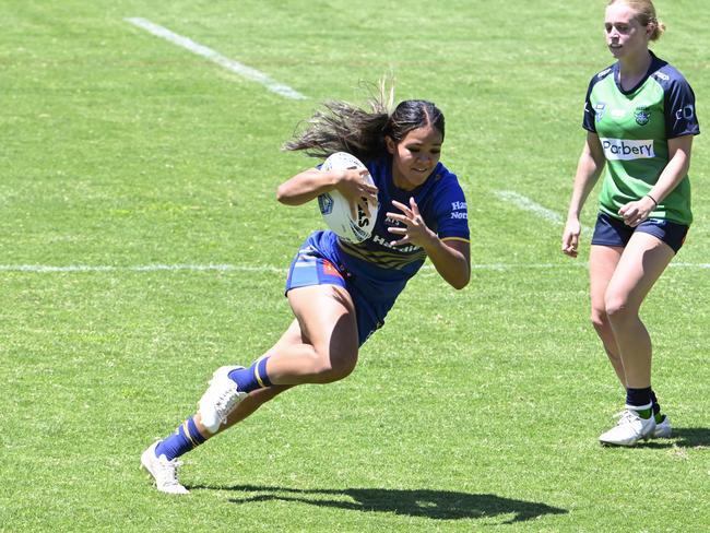 Jessamine Aloalii scores a try. Picture: Martin Ollman