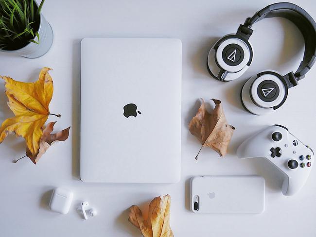 Assorted tech and gaming. Image: Frankie/Unsplash.