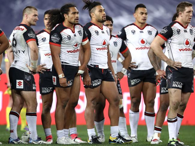 SYDNEY, AUSTRALIA - AUGUST 18:  The Warriors looks dejected after a Rabbitohs try during the round 24 NRL match between the South Sydney Rabbitohs and the New Zealand Warriors at ANZ Stadium on August 18, 2017 in Sydney, Australia.  (Photo by Mark Kolbe/Getty Images)