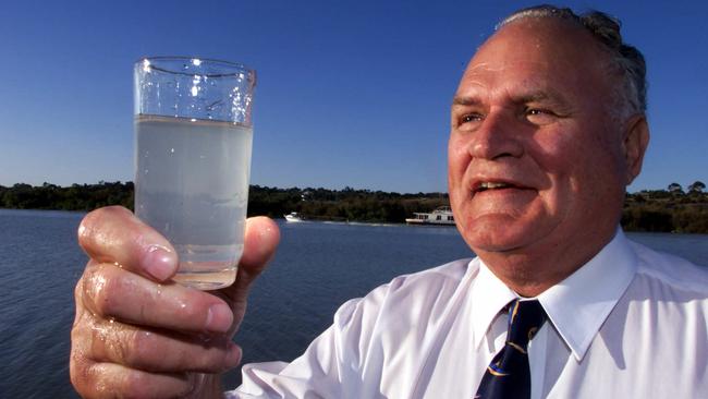 D/IMurray Bridge Mayor Allan Arbon holding glass of water from River Murray 15 Apr 2002.  p/