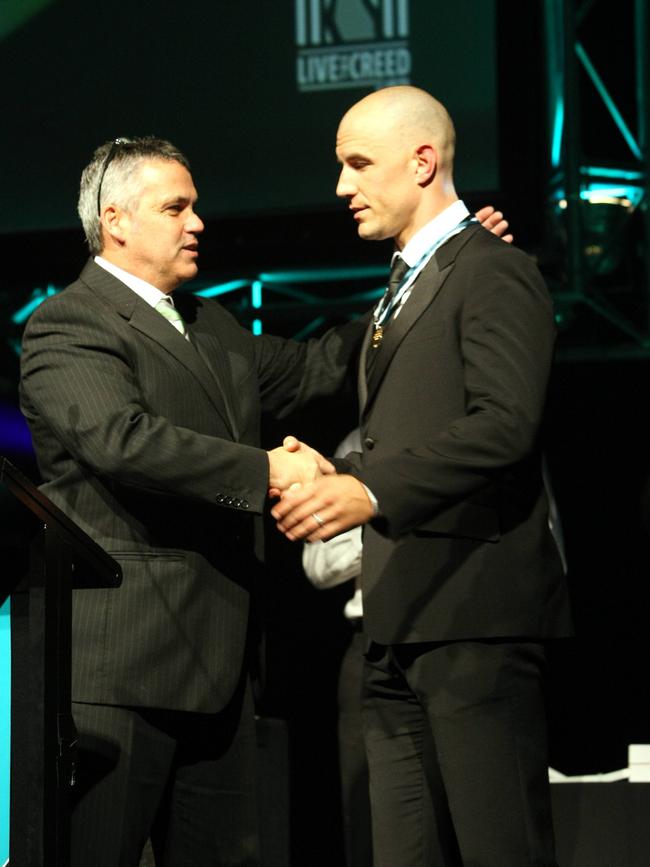 Former Port Adelaide coach Mark Williams presents Warren Tredrea with his medal in 2009.