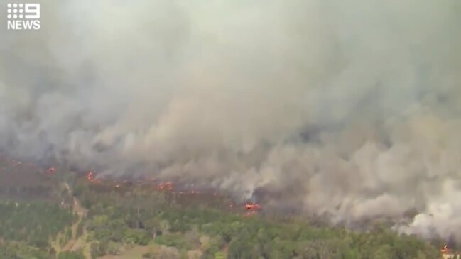 Firies battle Glass House Mountains fire at Beerwah (9News)