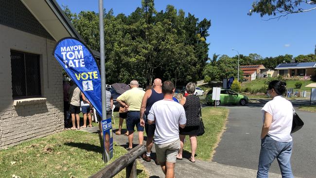 Helensvale Community Centre pre-poll crowd. Photo: Paul Weston