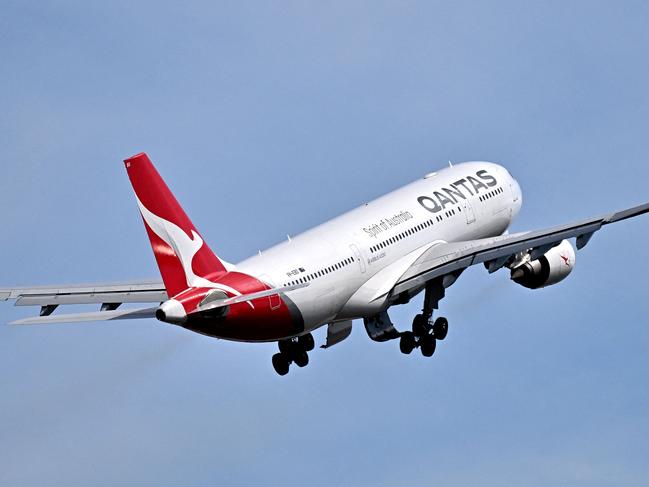 This picture taken on August 28, 2024 shows a Qantas plane taking off from Sydney International airport. Australian airline Qantas reported a slide in net profit as post Covid-19 fares dropped, but said it was working to rebuild its reputation after a string of public scandals. Net profit fell 28 percent to 48 billion USD in the financial year to June 30, the airline said. (Photo by Saeed KHAN / AFP)