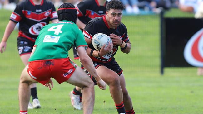 Collies winger Kome Uili is lined up by Louis George. Picture: Steve Montgomery | OurFootyTeam