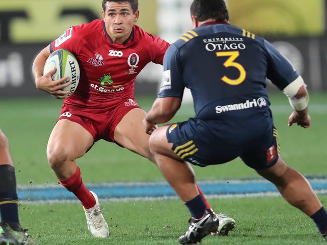 Izaia Perese of the Reds, centre, looks to beat Tom Franklin of the Highlanders, left, and Siate Tokolahi in the Super Rugby match between the Highlanders and the Reds, Forsyth Barr Stadium in Dunedin, New Zealand, Friday, July 14, 2017. (AAP Image/SNPA, Adam Binns) NO ARCHIVING, EDITORIAL USE ONLY