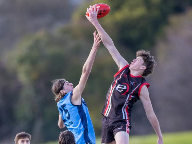 Smith’s (R) impressive tap work, matched with his contested ability around the ground make him an eye-catching ruck product in the draft. Picture: Supplied