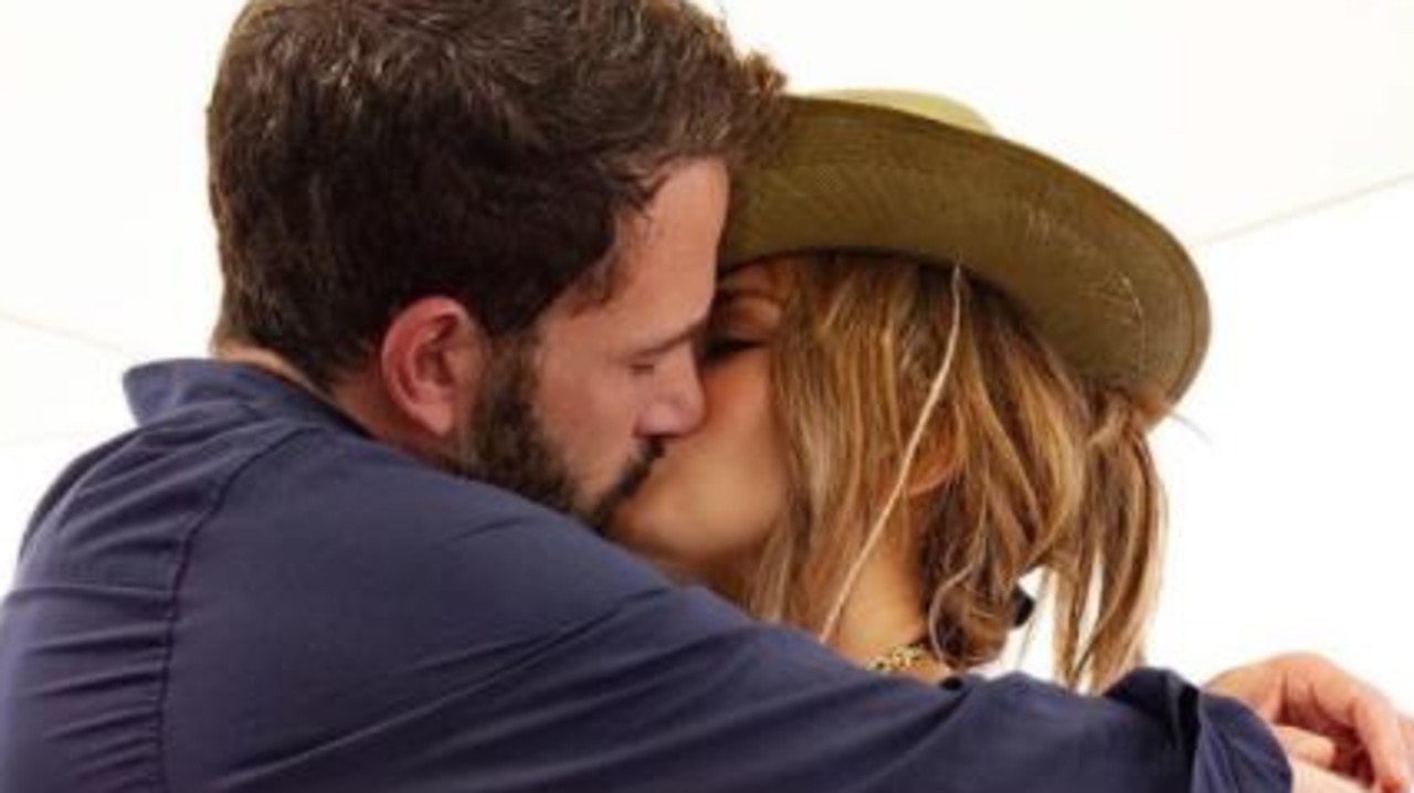 Jennifer Lopez and Ben Affleck kiss on her yacht.