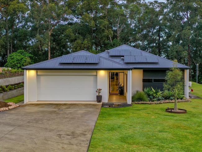 Hinterland acreage home smashes suburb record by $300k-plus