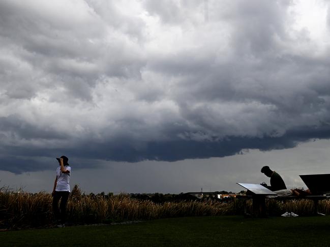 SYDNEY, AUSTRALIA - NewsWire Photos OCTOBER 22, 2022: Storm clouds approach from the West at Homebush, NSW.Picture: NCA NewsWire / Jeremy Piper