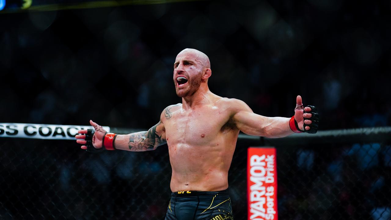 LAS VEGAS, NV - SEPTEMBER 25: Alexander Volkanovski of Australia taunts Brian Ortega in between rounds during their Featherweight title fight during UFC 266 at T-Mobile Arena on September 25, 2021 in Las Vegas, Nevada. (Photo by Alex Bierens de Haan/Getty Images)