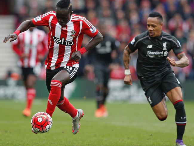 Southampton's Sadio Mane (L) vies with Liverpool's Nathaniel Clyne.