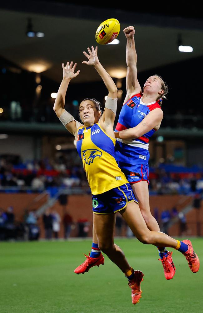 West Coast’s Jess Hosking competes with Western Bulldogs’ Jessica Fitzgerald for the footy. Picture: Dylan Burns/AFL Photos via Getty Images