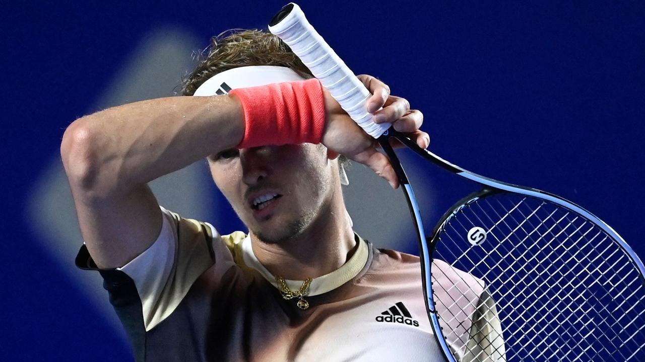 Alexander Zverev, da Alemanha, reage durante sua partida de tênis individual masculino do ATP Open 500 do México contra o norte-americano Jenson Brooksby na Arena GNP em Acapulco, México, em 21 de fevereiro de 2022.  (Foto de PEDRO PARDO/AFP)