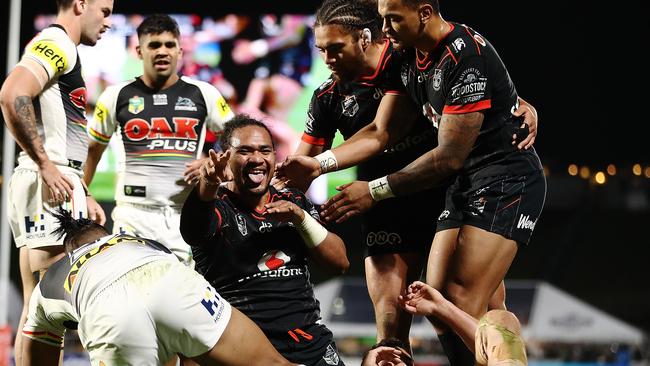 AUCKLAND, NEW ZEALAND — AUGUST 24: Solomone Kata of the Warriors celebrates after scoring a try during the round 24 NRL match between the New Zealand Warriors and the Penrith Panthers at Mt Smart Stadium on August 24, 2018 in Auckland, New Zealand. (Photo by Hannah Peters/Getty Images)