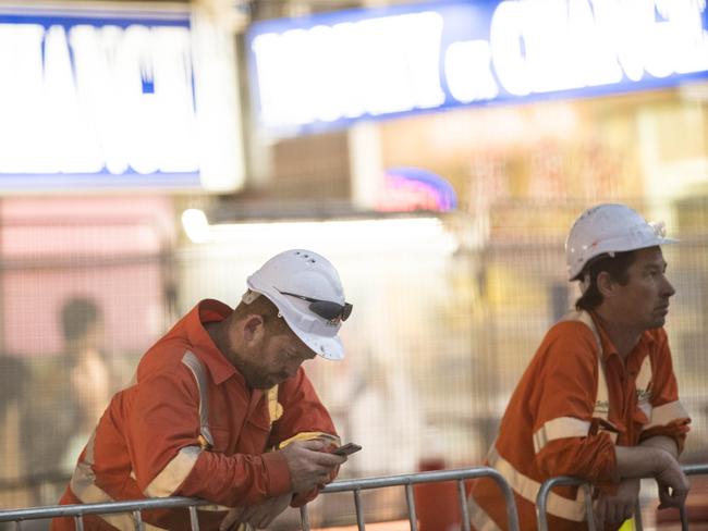 Each day there are up to 100 traffic controllers while there is only 506 workers at 31 work sites.