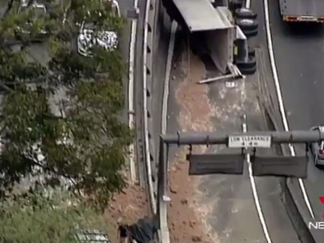 Sydney traffic: Truck accident at Woolloomooloo causes gridlock | news ...