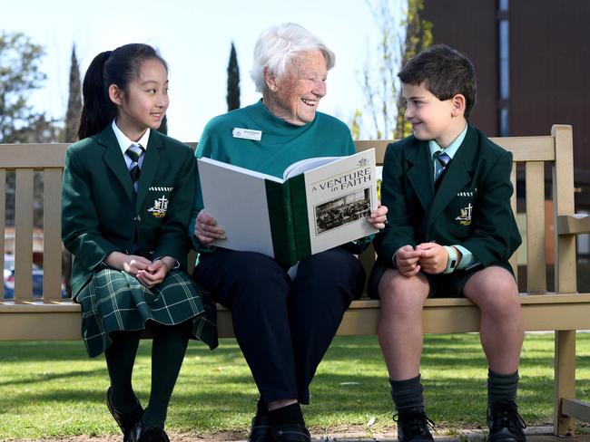 Nita Doddridge, 87, is retiring from volunteering at Westminster College for the past 60 years. She is pictured with Yr3 students Katherine and Kai on the 2nd September 2020. Picture: Tricia Watkinson