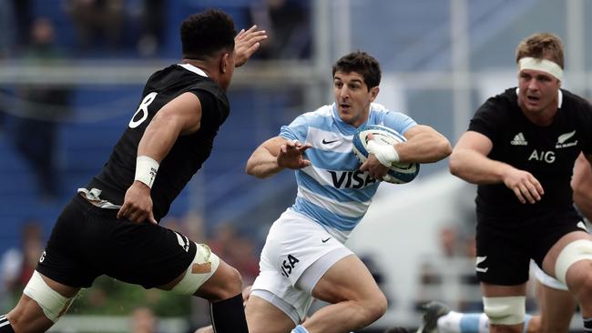 Ardie Savea (L) and Sam Cane (R) hunting Pumas. Picture: AFP