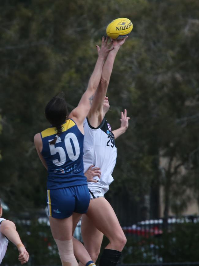 Bond uni player Jasmyn Davidson takes on Southport Player Lilly Pearce. Photo: Mike Batterham.