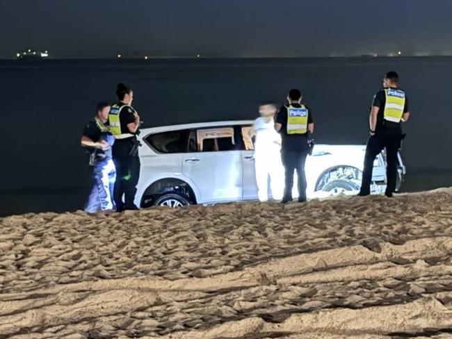 A man from New South Wales has ended up with his hire car bogged at Elwood Beach after he decided to drive onto the beach and do circle work.Today reporter Christine Ahern was at the beach for a live cross on today’s hot weather when her cameraman spotted the Nissan Patrol surrounded by police officers.