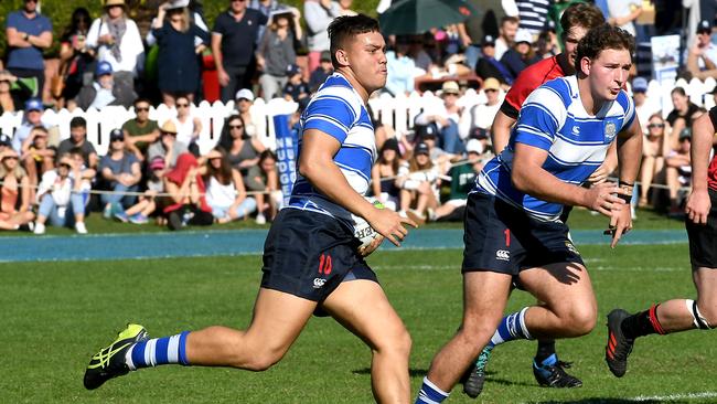 Nudgee College player Reesjan Pasitoa runs the ball against Gregory Terrace. Picture: AAP/John Gass)
