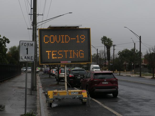 Vehicles queue for Covid-19 testing at Dubbo Showground after confirmed cases visited the area on June 2 and 3. Picture: Ryan Young