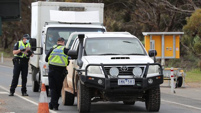 Police at the border check point at Pinnaroo. Picture: Tait Schmaal