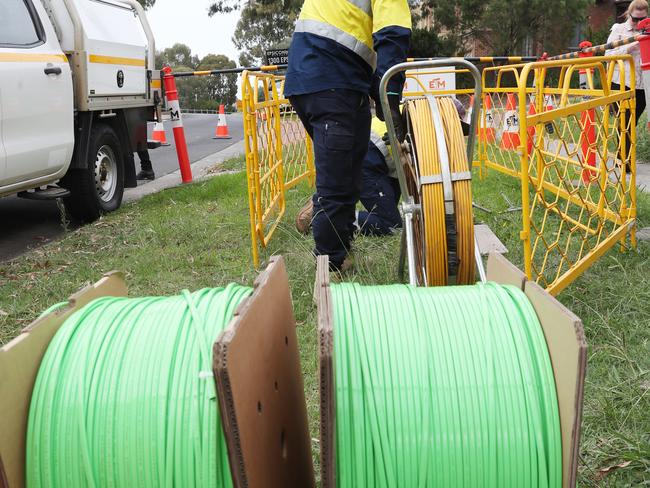 MELBOURNE, AUSTRALIA - NewsWire Photos, JUNE 11, 2021. Workers install NBN cables. Minister Jaala Pulford holds a press conference in Roxburgh Park to announce the latest locations to receive broadband upgrades as part of the $550 million Connecting Victoria program. Picture: NCA NewsWire / David Crosling