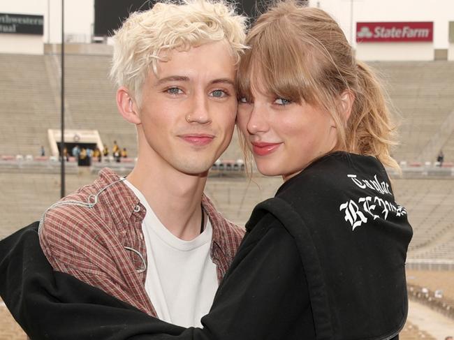 PASADENA, CA - MAY 19:  Troye Sivan and Taylor Swift pose onstage during the Taylor Swift reputation Stadium Tour at the Rose Bowl on May 19, 2018 in Pasadena, California  (Photo by Christopher Polk/TAS18/Getty Images)