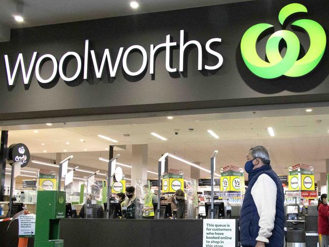 MELBOURNE, AUSTRALIA - NewsWire Photos AUGUST  31 2020: Customers at Woolworths in South Melbourne on Monday. Coles and Woolworths stores on virus alert after four supermarkets have been deep cleaned after three workers and a customer tested positive to coronavirus in Melbourne.Picture: NCA NewsWire / David Geraghty