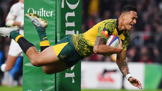 (FILES) In this file photo taken on November 24, 2018 Australia's full-back Israel Folau scores a try during the international rugby union test match between England and Australia at Twickenham stadium in southwest London. - Israel Folau has requested a code of conduct hearing, Rugby Australia said on April 17, 2019 after the governing body moved to sack the star Wallabies fullback over anti-gay comments. (Photo by Ben STANSALL / AFP)