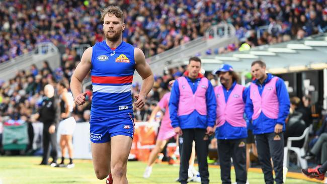 MELBOURNE, AUSTRALIA — AUGUST 19: Jake Stringer of the Bulldogs tests his hamstring as club doctors look on during the round 22 AFL match between the Western Bulldogs and the Port Adelaide Power at Mars Stadium on August 19, 2017 in Melbourne, Australia. (Photo by Quinn Rooney/Getty Images)