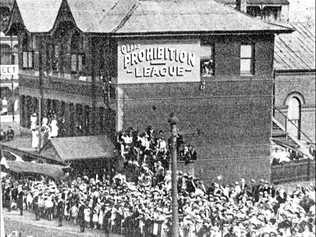 Crowds gather at a demonstration outside Prohibition House in Edwards St Brisbane, 1920s. Picture: State LIbrary of Queensland
