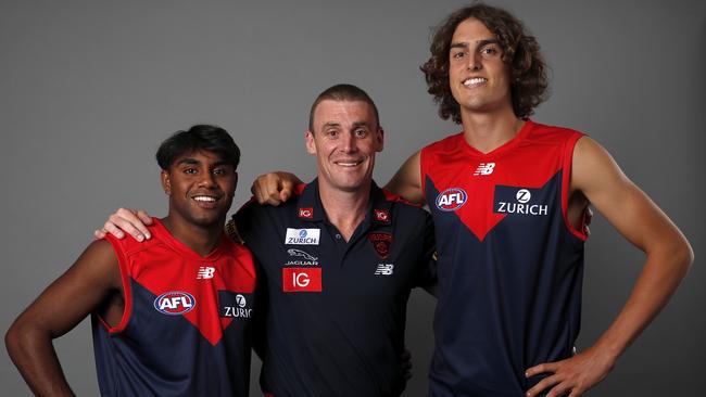 Melbourne coach Simon Goodwin flanked by the newest Demons Kysaiah Pickett and Luke Jackson. Picture: AFL Photos/Getty Images