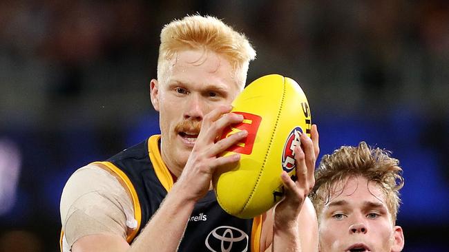 ADELAIDE, AUSTRALIA - APRIL 01: Elliott Himmelberg of the Crows marks the ball in front of Sam Skinner of the Power during the 2022 AFL Round 03 match between the Adelaide Crows and the Port Adelaide Power at Adelaide Oval on April 01, 2022 In Adelaide, Australia. (Photo by Sarah Reed/AFL Photos via Getty Images)