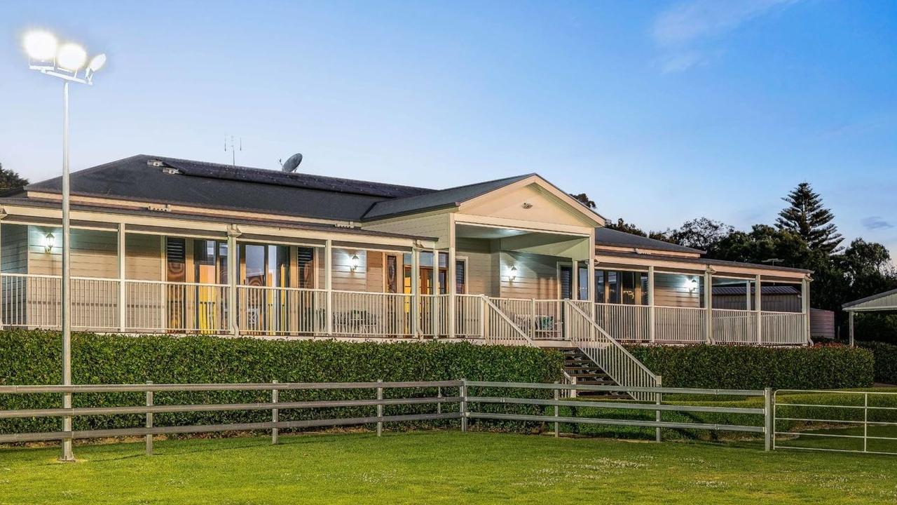 4 Elyse Court, Blue Mountain Heights.