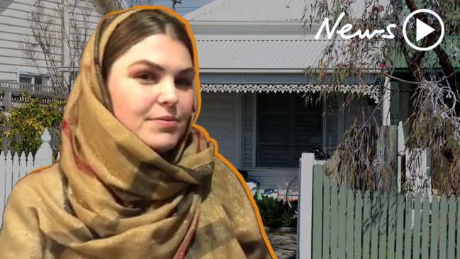 Belle Gibson Cancer Conwoman S Melbourne Home Raided Over Unpaid Fines