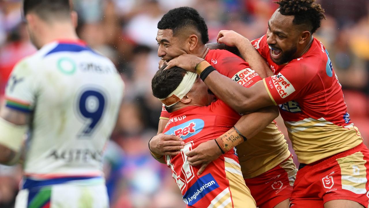 BRISBANE, AUSTRALIA - AUGUST 11: Sean O'Sullivan of the Dolphins celebrates kicking the match winning field goal with Jamayne Isaako and Hamiso Tabuai-Fidow of the Dolphins during the round 23 NRL match between Dolphins and New Zealand Warriors at Suncorp Stadium, on August 11, 2024, in Brisbane, Australia. (Photo by Matt Roberts/Getty Images)