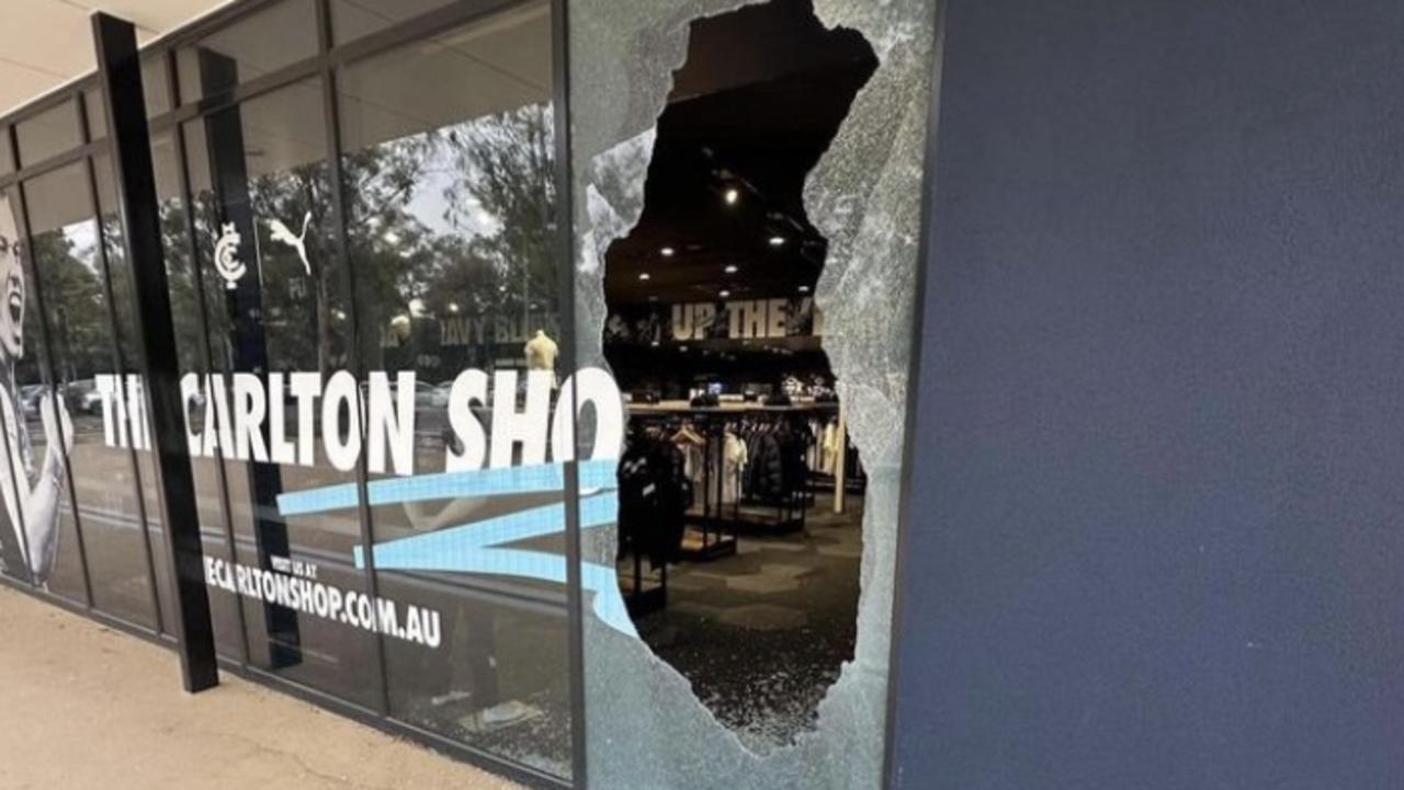 Smash and grab job hits Carlton