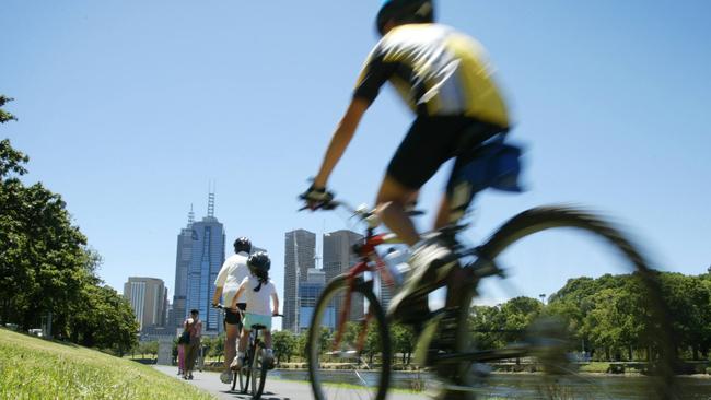 Riding along the Yarra River toward Melbourne on the Capital City Trail