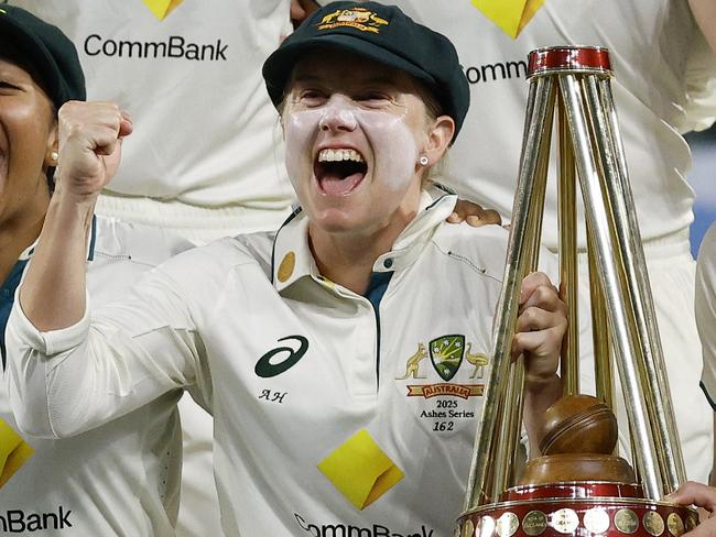 MELBOURNE, AUSTRALIA - FEBRUARY 01: Alana King, Alyssa Healy, Tahlia McGrath and Beth Mooney of Australia celebrate with the trophy after winning the Women's Ashes Test Match between Australia and England at Melbourne Cricket Ground on February 01, 2025 in Melbourne, Australia. (Photo by Daniel Pockett/Getty Images)