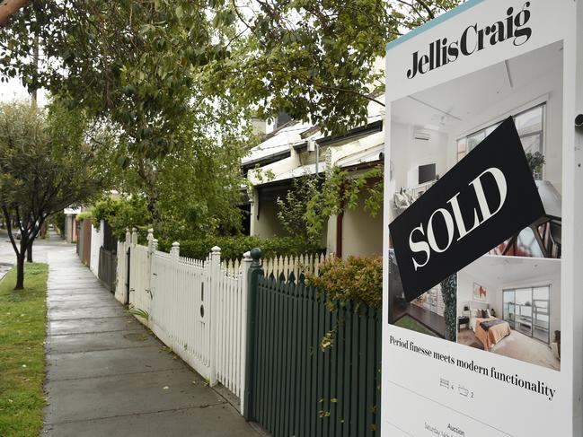 MELBOURNE, AUSTRALIA - NewsWire Photos OCTOBER 05, 2024: REAL ESTATE GENERICS - Sold sign on auction board. Picture: NewsWire / Andrew Henshaw