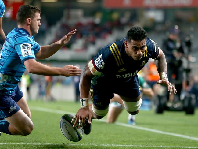 Shannon Frizell of the Highlanders scores a try during the round 10 Super Rugby match between the Blues and the Highlanders.