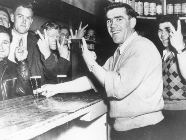 01/04/1995 Lou Richards serving beer in a pub.